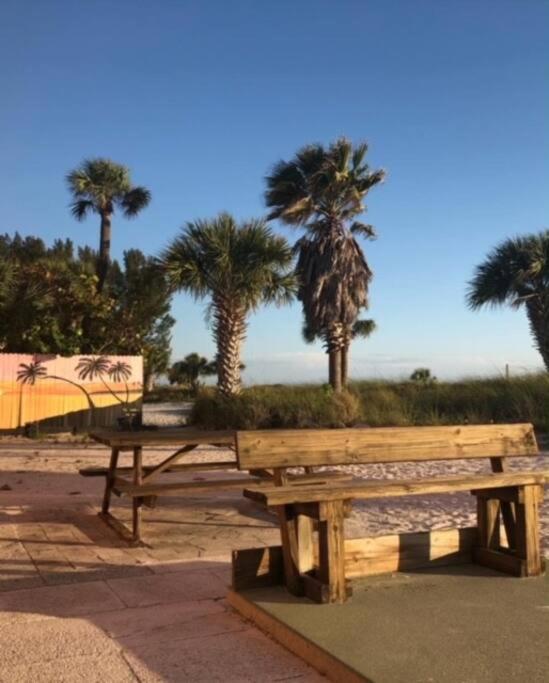 Beachfront Condo On Quiet Treasure Island- 1 Bed St. Pete Beach Exterior photo