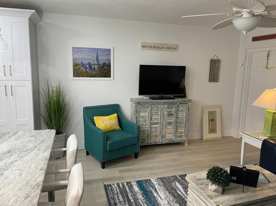 Beachfront Condo On Quiet Treasure Island- 1 Bed St. Pete Beach Exterior photo