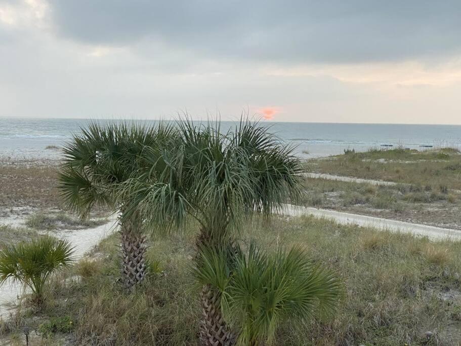 Beachfront Condo On Quiet Treasure Island- 1 Bed St. Pete Beach Exterior photo
